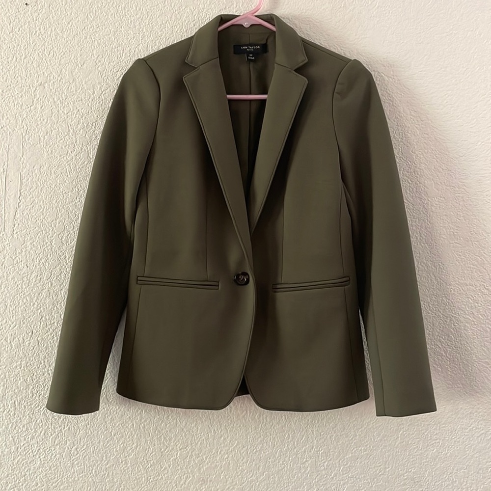 THE PETITE HUTON BLAZER. ANN TAYLOR. DEEP OLIVE COLOR. DOUBLE KNIT